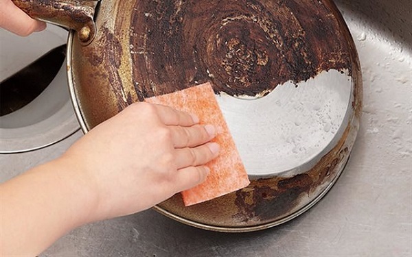 Cách làm sạch bên ngoài xoong nồi đơn giản hiệu quả